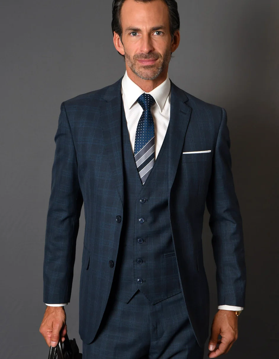 Traje de lana 100% para hombre: Elegancia a medida con chaleco a cuadros azul marino.
